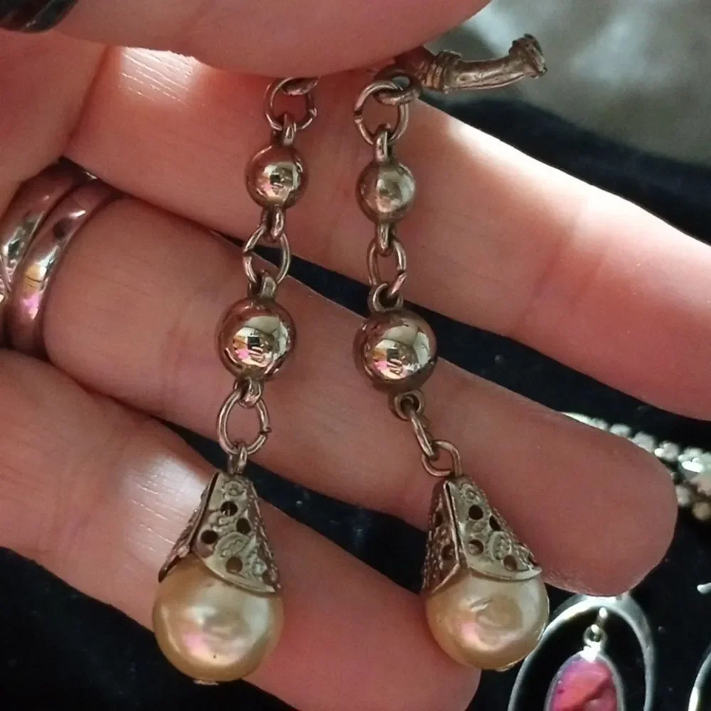 Two pair of vintage earrings (E014)